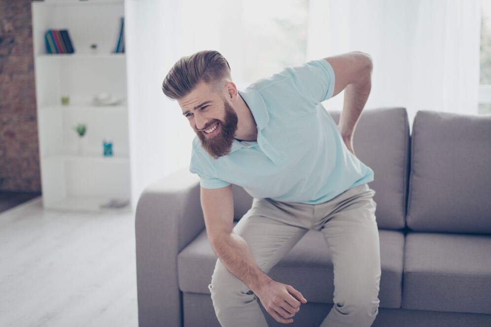 Ostry ból dolnej części pleców z ostrymi ruchami u pacjenta z osteochondrozą
